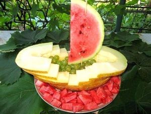 Я уверена, что такой вкусный парусник из арбуза и дыни никого не оставит равнодушным. Чем не увлекательное времяпрепровождение папы с сыном? Я уверена, что такой вкусный парусник из арбуза и дыни никого не оставит равнодушным. Чем не увлекательное времяпрепровождение папы с сыном?
