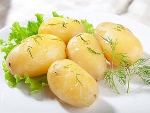 Чтобы варёный картофель был вкусным не только в горячем, но и в остывшем виде, во время варки нужно добавить несколько зубчиков чеснока, лавровый лист, соль и чуть-чуть уксуса. Чтобы варёный картофель был вкусным не только в горячем, но и в остывшем виде, во время варки нужно добавить несколько зубчиков чеснока, лавровый лист, соль и чуть-чуть уксуса.