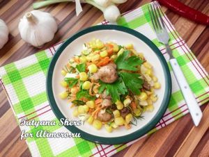 Теплый салат с кукурузой