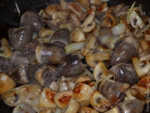 Куриные сердечки с грибами в сливочном соусе