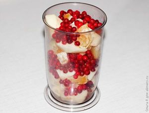 Смузи из брусники с яблоком и апельсином