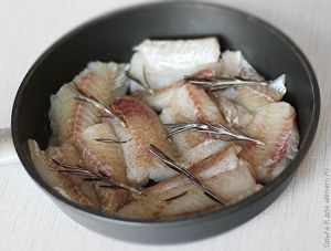Минтай запеченный с розмарином