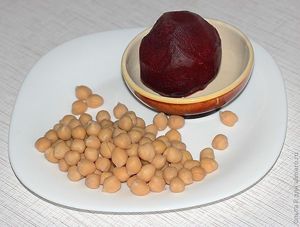 Салат из свеклы с нутом, брынзой и огурцами