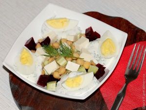 Салат из свеклы с нутом, брынзой и огурцами
