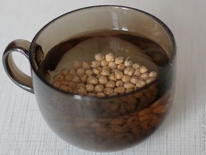 Салат из свеклы с нутом, брынзой и огурцами