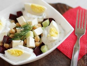 Салат из свеклы с нутом, брынзой и огурцами