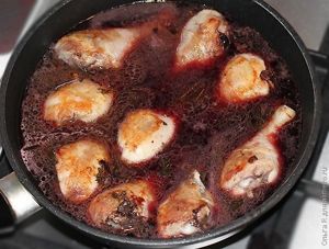 Курица в вине с тимьяном и чесноком