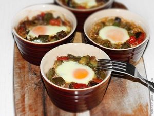 Запеченные яйца с овощами