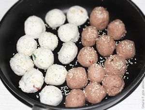 Творожные шарики с клубничным соусом