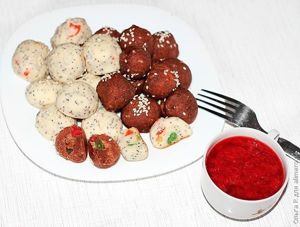 Творожные шарики с клубничным соусом