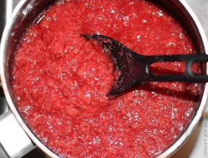 Творожные шарики с клубничным соусом