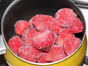 Творожные шарики с клубничным соусом
