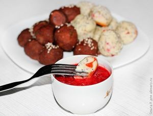Творожные шарики с клубничным соусом