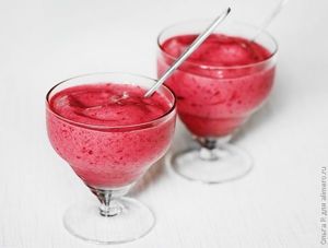 Смузи с вишней, брусникой и бананом