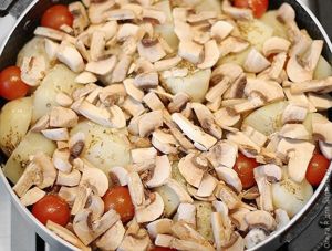 Курица с картошкой и орегано