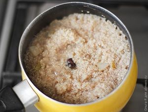 Каша из киноа с грушей и изюмом