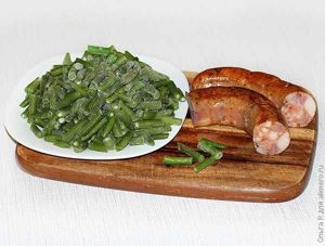 Пряные колбаски и стручковая фасоль Пряные колбаски и стручковая фасоль