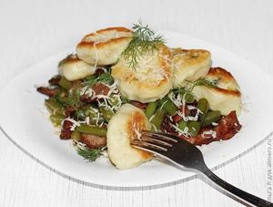 Картофельные ньокки с пряными колбасками и стручковой фасолью