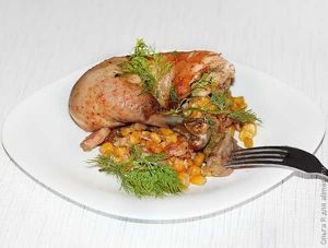 Курица с кукурузой и колбасой в духовке
