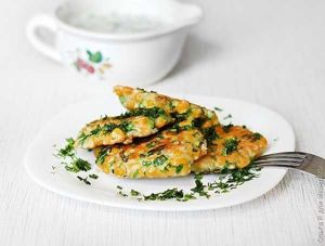 Кукурузные оладьи с йогуртовым соусом