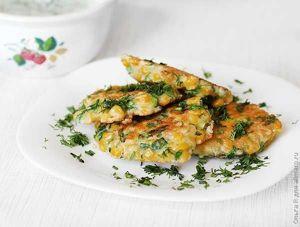 Кукурузные оладьи с йогуртовым соусом