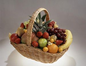 Ещё одна вариация съедобного подарка – корзина с фруктами. Вкусно, красиво, полезно! Единственное, нужно проследить за свежестью всех составляющих. Ещё одна вариация съедобного подарка – корзина с фруктами. Вкусно, красиво, полезно! Единственное, нужно проследить за свежестью всех составляющих.