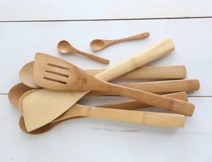 Деревянные ложки для кухни моют в растворе стиральной соды, а затем ополаскивают горячей водой. Раз в неделю деревянные ложки для кухни вываривают в растворе стиральной соды (1 ст. ложка стиральной соды на 1 литр воды), после чего споласкивают холодной водой. Деревянные ложки для кухни моют в растворе стиральной соды, а затем ополаскивают горячей водой. Раз в неделю деревянные ложки для кухни вываривают в растворе стиральной соды (1 ст. ложка стиральной соды на 1 литр воды), после чего споласкивают холодной водой.