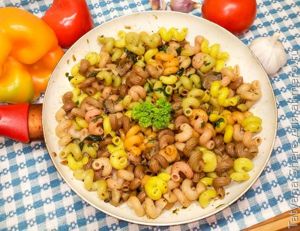 Цветные макароны с чесноком