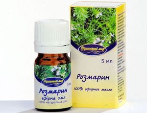 Эфирное масло розмарина. Полезно при колитах, физическом и умственном переутомлении, сердечных неврозах, нарушениях менструального цикла, при бессоннице, истерии, неврастении, мигрени, вегетативной дистонии, гипертонии и импотенции. Способы применения: 2-3 капли масла на 1 ч.л. меда 2-3 раза в день; аромалампы 2-8 капель; ванны, сауны - 3-10 капель, массаж - 5 капель на 10 г раст.масла; ингаляции - 1-4 капли. Эфирное масло розмарина. Полезно при колитах, физическом и умственном переутомлении, сердечных неврозах, нарушениях менструального цикла, при бессоннице, истерии, неврастении, мигрени, вегетативной дистонии, гипертонии и импотенции. Способы применения: 2-3 капли масла на 1 ч.л. меда 2-3 раза в день; аромалампы 2-8 капель; ванны, сауны - 3-10 капель, массаж - 5 капель на 10 г раст.масла; ингаляции - 1-4 капли.