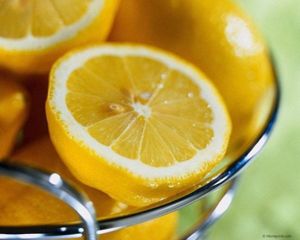 Пятна от ржавчины легко можно убрать с помощью лимона. На сухую ткань нанесите сок лимона, оставьте на пол часа, затем стирайте в машинке с обычным порошком. Старые ржавые пятна можно удалить с помощью уксусной эссенции (1 чайная ложка на 0,5 стакана воды). В подогретый раствор кислоты на несколько минут опускают загрязненную часть одежды, после чего хорошо прополаскивают водой. Пятна от ржавчины легко можно убрать с помощью лимона. На сухую ткань нанесите сок лимона, оставьте на пол часа, затем стирайте в машинке с обычным порошком. Старые ржавые пятна можно удалить с помощью уксусной эссенции (1 чайная ложка на 0,5 стакана воды). В подогретый раствор кислоты на несколько минут опускают загрязненную часть одежды, после чего хорошо прополаскивают водой.