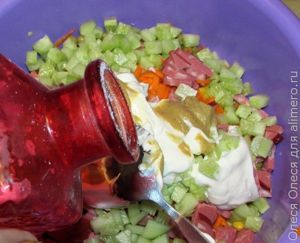 салат с копченой колбасой