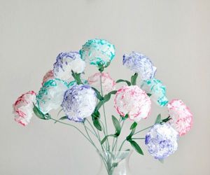 Для того чтобы сделать гвоздики, нам понадобятся такие материалы: салфетки разных цветов, ножницы, карандаш, круг, проволока и бумага зеленого цвета. Делаются они очень быстро. Для того чтобы сделать гвоздики, нам понадобятся такие материалы: салфетки разных цветов, ножницы, карандаш, круг, проволока и бумага зеленого цвета. Делаются они очень быстро.