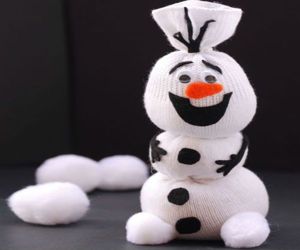 Безумно веселый снеговичок из белого носочка. Безумно веселый снеговичок из белого носочка.