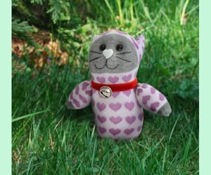 Такой обаятельный котенок непременно понравится вашему малышу! Для его изготовления выбирайте носки поярче, тогда игрушка будет излучать позитив. Милый котенок, правда? Такой обаятельный котенок непременно понравится вашему малышу! Для его изготовления выбирайте носки поярче, тогда игрушка будет излучать позитив. Милый котенок, правда?