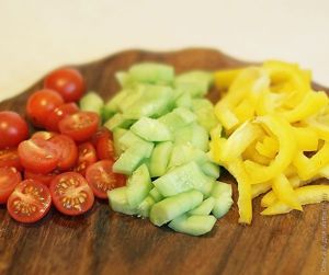 Салат из овощей с киноа и курицей Салат из овощей с киноа и курицей