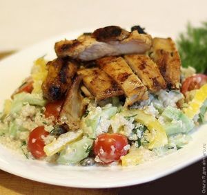 Салат из овощей, киноа и куриного филе
