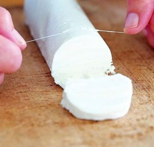 Для того, чтобы нарезать мягкие и нежные продукты, можно использовать нитку. Эта идея подойдет для сыров, выпечки, паштетов и т.д. Для того, чтобы нарезать мягкие и нежные продукты, можно использовать нитку. Эта идея подойдет для сыров, выпечки, паштетов и т.д.