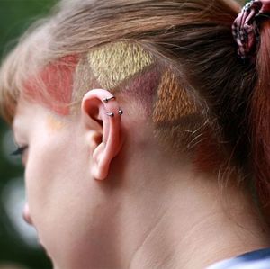 Уже непосредственно сам выбритый висок тоже можно оформить по-разному. Например, как на фото – цветными треугольниками! Уже непосредственно сам выбритый висок тоже можно оформить по-разному. Например, как на фото – цветными треугольниками!