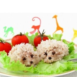 Из рисовой каши можно сделать ежиков. Важно, чтобы каша не была слишком сухой, иначе она не будет держать форму. Разместить ежиков можно на листьях салата. Из рисовой каши можно сделать ежиков. Важно, чтобы каша не была слишком сухой, иначе она не будет держать форму. Разместить ежиков можно на листьях салата.