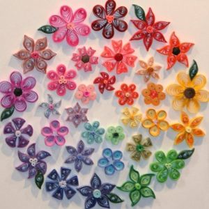 Из подобных цветочков можно сделать не только оригинальную открытку, но и, например, магнитики на холодильник. Из подобных цветочков можно сделать не только оригинальную открытку, но и, например, магнитики на холодильник.