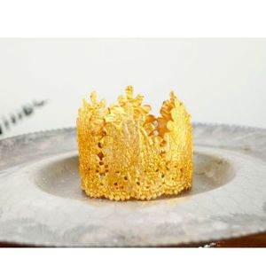 Красивую корону для девочки можно сделать из обычного кружева. Закреплять такую корону на голове необходимо с помощью невидимок. Красивую корону для девочки можно сделать из обычного кружева. Закреплять такую корону на голове необходимо с помощью невидимок.