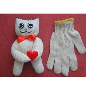 Для того чтобы сделать такого кота, вам понадобится: перчатка, нитки, иголка, пуговицы для глаз, нитки мулине для рта, наполнитель и элементы декора - ленточка для банта, сердечко. Для того чтобы сделать такого кота, вам понадобится: перчатка, нитки, иголка, пуговицы для глаз, нитки мулине для рта, наполнитель и элементы декора - ленточка для банта, сердечко.