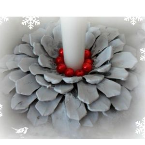 Чтобы сделать новогодний подсвечник, из плотного картона вырезаем круги для подсвечника такого диаметра, какой нам нужен. На нем отмечаем в центре круг-границы нашей свечи. Чтобы сделать новогодний подсвечник, из плотного картона вырезаем круги для подсвечника такого диаметра, какой нам нужен. На нем отмечаем в центре круг-границы нашей свечи.