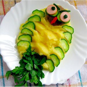 Картофельное пюре и котлету можно подать в виде совы. Также вам понадобятся огурцы, вареная колбаса, петрушка и болгарский перец. Картофельное пюре и котлету можно подать в виде совы. Также вам понадобятся огурцы, вареная колбаса, петрушка и болгарский перец.