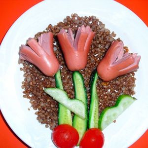 Тюльпаны можно сделать из сосиски. Для этого разрежьте сосиски пополам, а закругленный край разрежьте на несколько частей, не дорезая до середины. Тюльпаны можно сделать из сосиски. Для этого разрежьте сосиски пополам, а закругленный край разрежьте на несколько частей, не дорезая до середины.