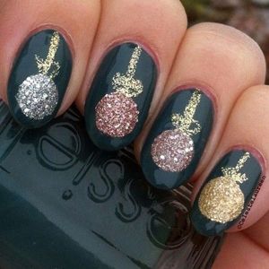 Зимний маникюр с елочными игрушками