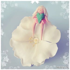 Для того чтобы фигурки из мастики имели глянцевый вид, их можно немного смазать водкой. делать это нужно аккуратно, кисточкой. Не используйте для этого воду. Для того чтобы фигурки из мастики имели глянцевый вид, их можно немного смазать водкой. делать это нужно аккуратно, кисточкой. Не используйте для этого воду.