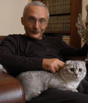 Знакомьтесь, это Z Магистр Скимблшанкс Мон Ами. Или попросту — Шон, шотландский вислоухий кот Александра Друзя. Ему подарил его в прямом эфире Крюк и сказал, что если Друзь будет привозить кота на игру, его «мнение» учтут при голосовании. Знакомьтесь, это Z Магистр Скимблшанкс Мон Ами. Или попросту — Шон, шотландский вислоухий кот Александра Друзя. Ему подарил его в прямом эфире Крюк и сказал, что если Друзь будет привозить кота на игру, его «мнение» учтут при голосовании.