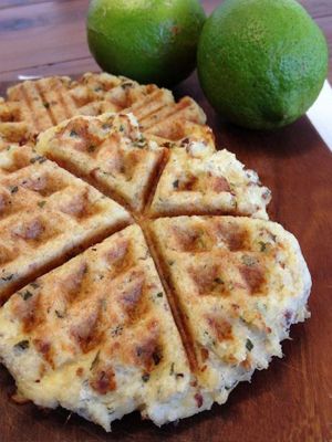 2. Приготовьте тесто из картофельного пюре, яиц и муки. Получатся вкусные картофельные коржики. 2. Приготовьте тесто из картофельного пюре, яиц и муки. Получатся вкусные картофельные коржики.