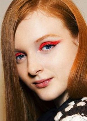 Макияж глаз с цветными стрелками